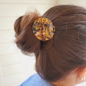 Tortoise shell elastic hair tie/ acetate ponytail holder/ Hair tie with round acrylic pendant