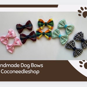 Pode incluir: Conjunto de laços para cães feitos à mão em várias cores e padrões, incluindo rosa, azul, verde, vermelho e preto. Os laços são feitos com tecidos xadrez, vichy e lisos. O texto "Handmade Dog Bows By Cocooneedleshop" é visível na parte inferior da imagem.