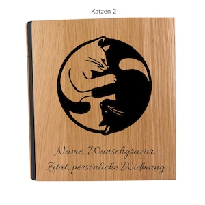 Peut inclure: Plaque en bois avec un motif de chat Yin Yang noir. La plaque a une finition en grain de bois brun clair et une bordure noire. Le texte "Name, Wunschgravur, Zitat, persönliche Widmung" est imprimé en bas.