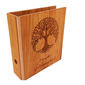Cartella in legno, realizzata a mano - con albero della vita e incisione personalizzata Cartella I compleanno immagine 2