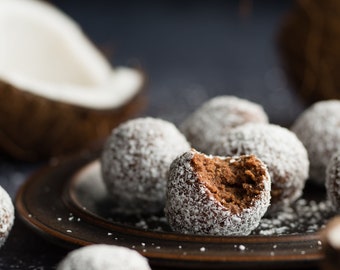 Truffes à la noix de coco date, truffes date d’amande, bonbons libanais faits à la main, bouchées énergétiques