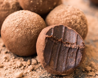 Trufas de cacao de dátiles, Trufas de dátiles de almendras, Dulces libaneses hechos a mano, Bocados energéticos