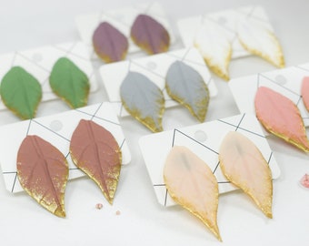 Brincos de pino pastel | brincos de pino com folha | brincos de pino botânicos | brincos de argila de polímero pastel | brincos de folha elegante | folha dourada