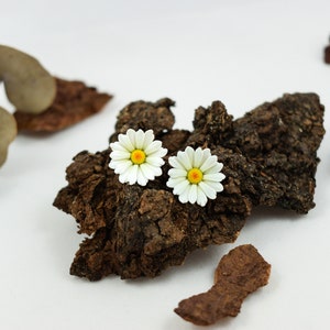 Stud daisy earrings, polymer clay daisy earrings, stud flower earrings, stud polymer clay flower earring, polymer clay jewelry, white flower image 7