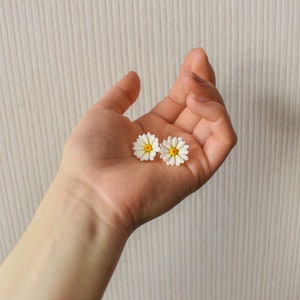 Stud daisy earrings, polymer clay daisy earrings, stud flower earrings, stud polymer clay flower earring, polymer clay jewelry, white flower image 9