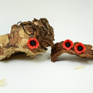 Set di gioielli con papaveri, orecchini con papaveri in argilla, collana con papaveri, fiori in argilla polimerica, orecchini a bottone con papaveri, regalo di San Valentino per lei