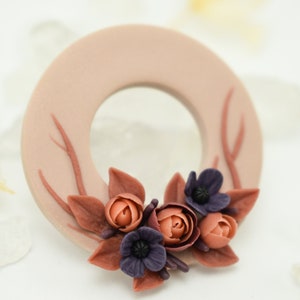Broche bouquet de fleurs, broche en argile polymère, broche fleur en argile polymère, broche rose en argile polymère, bijoux fleurs en argile polymère, botanique