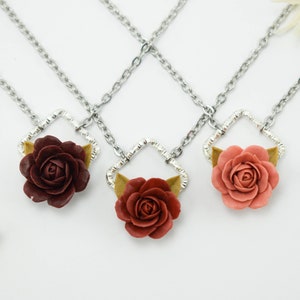 Collar de rosa roja, collar de flores de arcilla polimérica, collar de cerámica floral, joyería floral, flor de arcilla polimérica, collar de rosa de arcilla polimérica