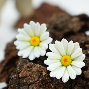 Stud daisy earrings, polymer clay daisy earrings, stud flower earrings, stud polymer clay flower earring, polymer clay jewelry, white flower image 8