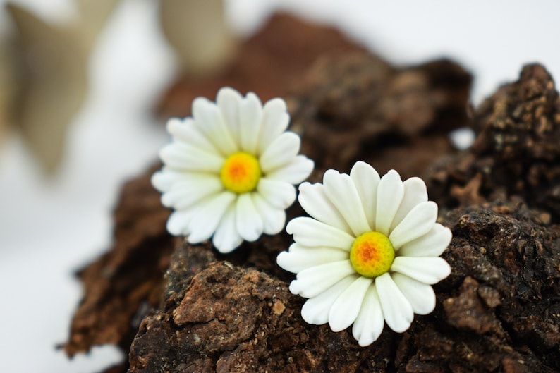 Stud daisy earrings, polymer clay daisy earrings, stud flower earrings, stud polymer clay flower earring, polymer clay jewelry, white flower image 8