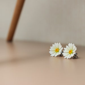 Stud daisy earrings, polymer clay daisy earrings, stud flower earrings, stud polymer clay flower earring, polymer clay jewelry, white flower image 3