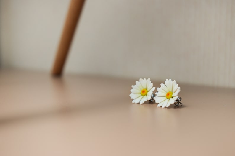 Stud daisy earrings, polymer clay daisy earrings, stud flower earrings, stud polymer clay flower earring, polymer clay jewelry, white flower image 3