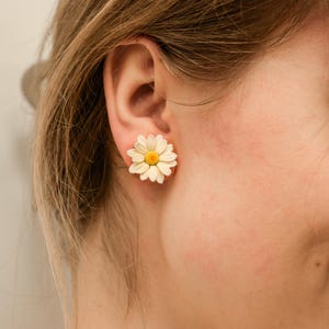 Stud daisy earrings, polymer clay daisy earrings, stud flower earrings, stud polymer clay flower earring, polymer clay jewelry, white flower image 2