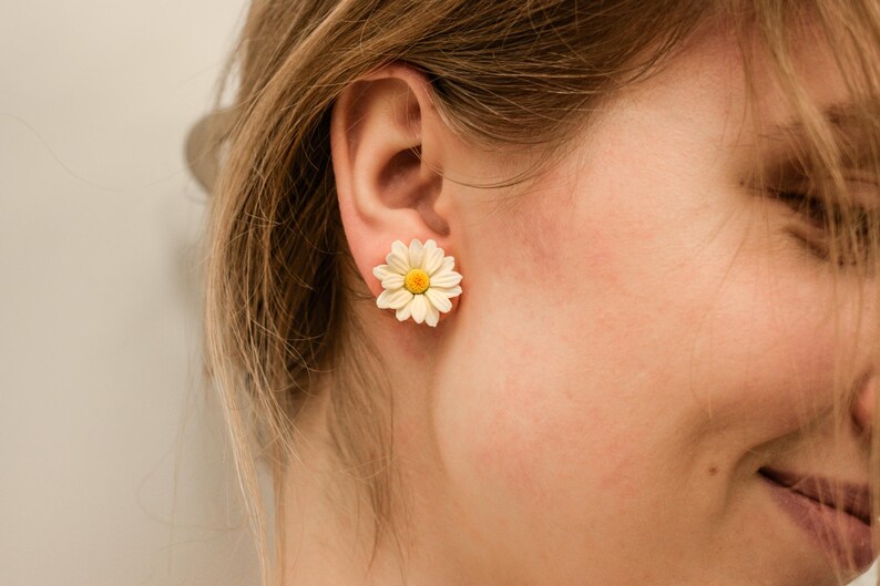 Stud daisy earrings, polymer clay daisy earrings, stud flower earrings, stud polymer clay flower earring, polymer clay jewelry, white flower image 2
