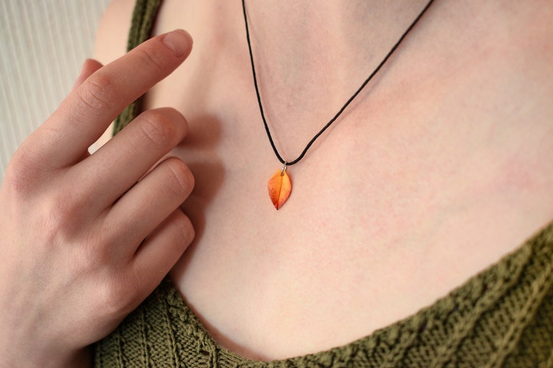 Collar de hojas de otoño, collar de hojas de otoño, collar de arcilla polimérica, gargantilla de hojas, colgante de hojas de otoño, collar de plantas, joyería de hojas de arcilla polimérica imagen 2