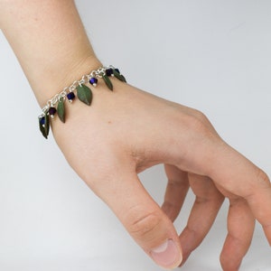Leaf charm bracelet | green leaf bracelet | beaded charm bracelet | nature lover gift | plant lover gift | botanical bracelet | leaf charms