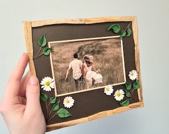 Floral picture frame, 4x6 photo frame, daisy photo frame, one-of-a-kind photo stand, cold porcelain daisy, family photo, baby photo holder