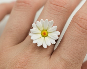 Daisy ring, polymer clay daisy ring, adjustable flower ring, polymer clay flower jewelry, white wedding chamomile jewelry, white flower ring