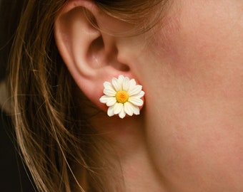 Stud daisy earrings, polymer clay daisy earrings, stud flower earrings, stud polymer clay flower earring, polymer clay jewelry, white flower