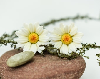 Daisy hair pin, daisy hairclip, chamomile hair pin, chamomile hairclip, white polymer clay flower, bun accessory, white flower hair jewelry
