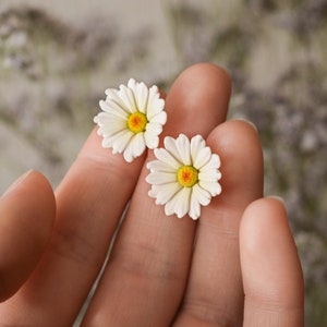 Stud daisy earrings, polymer clay daisy earrings, stud flower earrings, stud polymer clay flower earring, polymer clay jewelry, white flower image 4