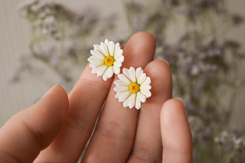 Stud daisy earrings, polymer clay daisy earrings, stud flower earrings, stud polymer clay flower earring, polymer clay jewelry, white flower image 4