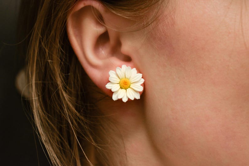 Stud daisy earrings, polymer clay daisy earrings, stud flower earrings, stud polymer clay flower earring, polymer clay jewelry, white flower image 1