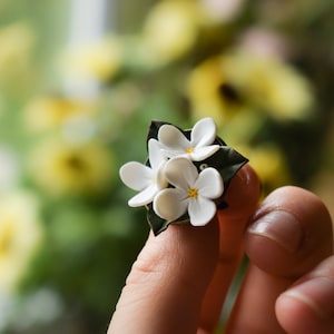 Broche lilas blanche, broche florale en argile polymère, broche fleur blanche, broche bouquet lilas, bijoux lilas anciens, broche florale de mariage