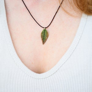 Collar de hojas verdes, collar de hojas de arcilla polimérica, colgante de naturaleza, collar de plantas, gargantilla de hojas verdes, joyería de hojas de arcilla, collar botánico