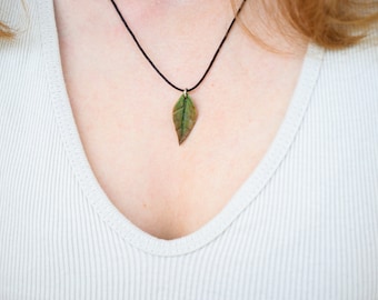Green leaf necklace, polymer clay leaf necklace, nature pendant, plant necklace, green leaf choker, clay leaf jewelry, botanical necklace