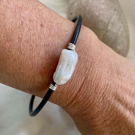 Black Leather Bracelet: Sterling Silver Clasp, Baroque Pearl  display picture 2