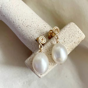 Yheakne Orecchini a cerchio di perle Boho Orecchini pendenti a goccia con perle dorate Orecchini a cerchio con perle di conchiglie Orecchini da sposa con perle Gioielli per donne e ragazze