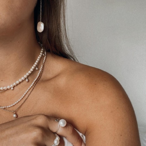 Orecchini Pendenti A Goccia In Acrilico E Perle – Catena Lunga, Tono Argento, Gancio A Uncino