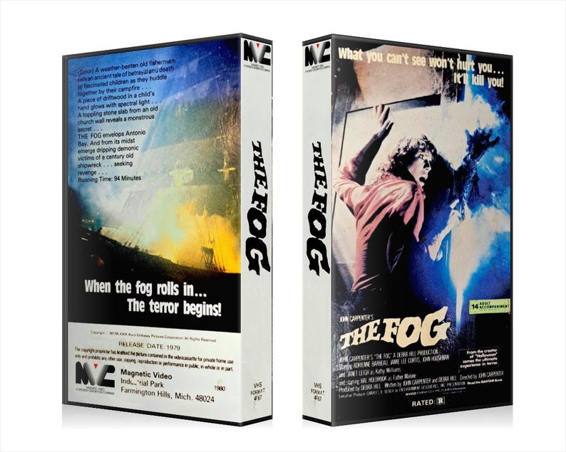 K&ouml;nnte beinhalten: Zwei VHS-Videokassetten f&uuml;r den Horrorfilm "The Fog". Die Kassetten haben einen wei&szlig;en R&uuml;cken mit dem Filmtitel in Schwarz. Die Vorderseite zeigt eine Frau, die sich mit einem blau-wei&szlig;en Hintergrund ausstreckt. Die R&uuml;ckseite hat Text.