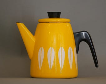 Iconische jaren 60 Cathrineholm uit Noorwegen Lotus-patroon geëmailleerde koffiepot in geel ontwerp van Grete Prytz Kittelsen - perfecte staat