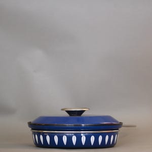 Vintage 1960s Enamel Skillet by Cathrineholm of Norway - Lotus Pattern 22cm Royal Blue