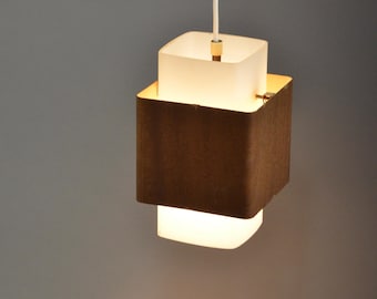 Stylowa lampa wisząca z połowy lat 60-tych XX wieku z opalowym szkłem i metalem zdobionym nadrukiem z drewna tekowego.
