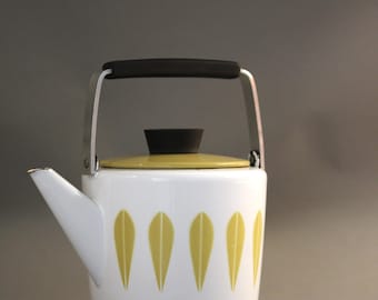 Vintage Cathrineholm uit Noorwegen, theepot met lotusmotief in groen en wit uit de jaren 60.