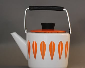 Vintage jaren 60 Cathrineholm uit Noorwegen, iconische theepot met lotusmotief en emaille. Oranje.