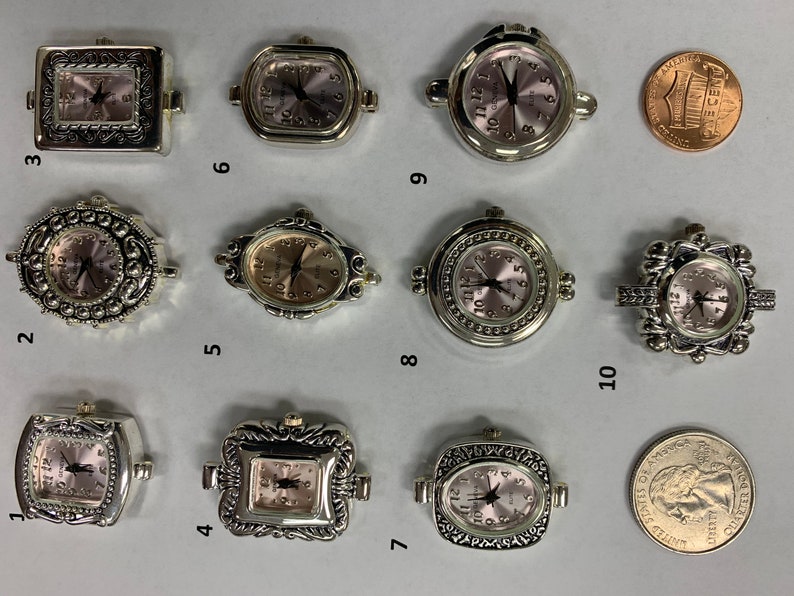 Puede incluir: Una colecci&oacute;n de diez esferas de reloj plateadas con varias formas y dise&ntilde;os decorativos. Las esferas del reloj tienen esferas de color rosa claro y manecillas negras. Se incluye una moneda de un centavo y una moneda de veinticinco centavos para comparar el tama&ntilde;o.