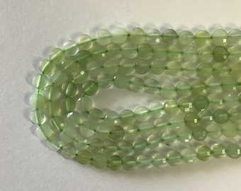 Perles rondes plates à facettes en préhnite de 4 mm - 15 pouces sur fil.