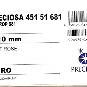 K&ouml;nnte beinhalten: Ein wei&szlig;es Etikett mit dem Text "PRECIOSA 451 51 681" und "MC DROP 681". Es enth&auml;lt auch den Text "6x10 mm LIGHT ROSE" und einen Barcode. Das Etikett tr&auml;gt auch den Text "1 GRO" und "MADE IN CZECH REPUBLIC".