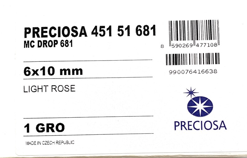K&ouml;nnte beinhalten: Ein wei&szlig;es Etikett mit dem Text "PRECIOSA 451 51 681" und "MC DROP 681". Es enth&auml;lt auch den Text "6x10 mm LIGHT ROSE" und einen Barcode. Das Etikett tr&auml;gt auch den Text "1 GRO" und "MADE IN CZECH REPUBLIC".