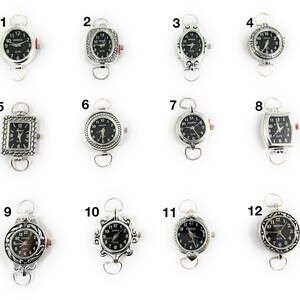 K&ouml;nnte beinhalten: Zw&ouml;lf silberfarbene Armbanduhren mit schwarzen Zifferbl&auml;ttern und verschiedenen dekorativen Designs um das Zifferblatt. Die Uhren sind von 1 bis 12 nummeriert.