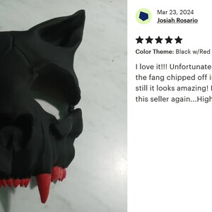 K&ouml;nnte beinhalten: Schwarze und rote Tiermaske mit Z&auml;hnen. Die Maske ist aus weichem, flexiblem Material gefertigt und hat ein realistisches Design.