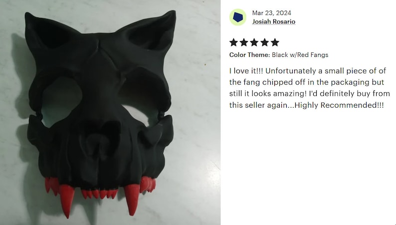 K&ouml;nnte beinhalten: Schwarze und rote Tiermaske mit Z&auml;hnen. Die Maske ist aus weichem, flexiblem Material gefertigt und hat ein realistisches Design.