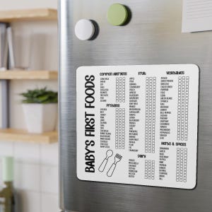 Pu&ograve; includere: Un elenco di controllo magnetico bianco per tenere traccia dei primi cibi del bambino. L'elenco include allergeni comuni, proteine, frutta, verdura, erbe e spezie e latticini. Ogni categoria ha un elenco di cibi con caselle di controllo accanto.