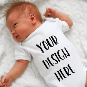 Mockup di body per neonati, neonato che dorme, mockup di neonato, mockup di neonato, abbigliamento per neonati