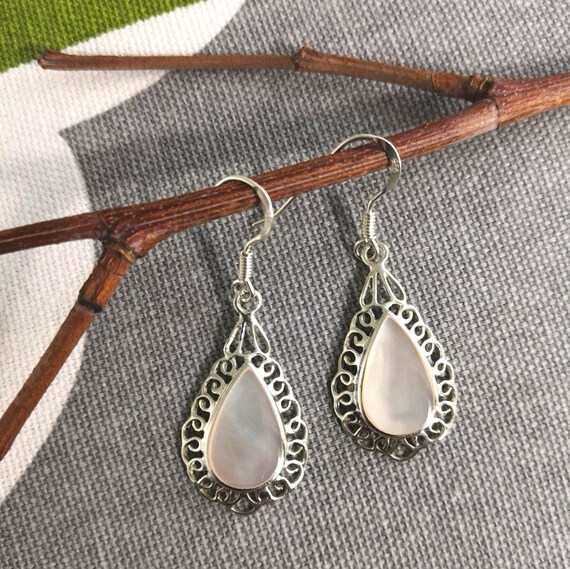 Boucles d'oreilles en nacre naturelle blanche et teintée en noir