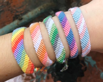 Bransoletka ze sznurka z flagą LGBTQ+ Pride w kolorze pastelowym